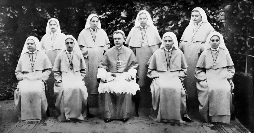 Missionary Sisters of Jesus Crucified with Bishop Francisco de Campos Barreto - Campinas, Brazil